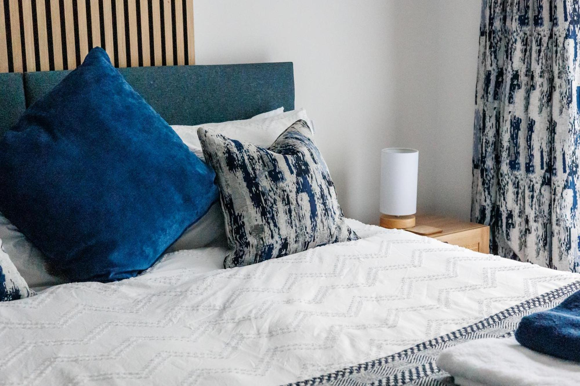 Modern, Comfy Town Centre Gem, Near Beach, Parking Appartement *