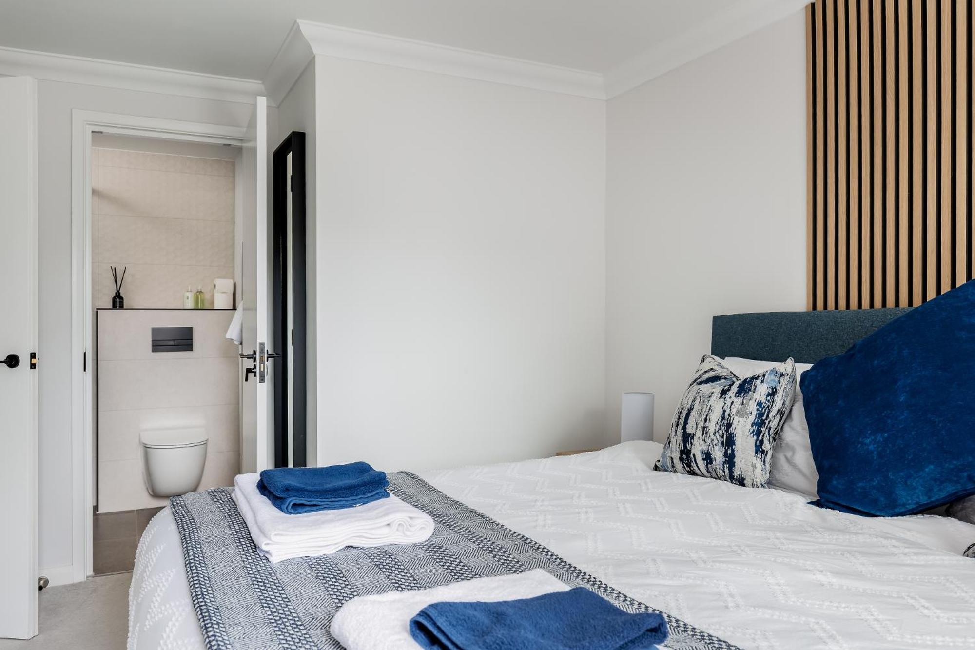 Modern, Comfy Town Centre Gem, Near Beach, Parking *